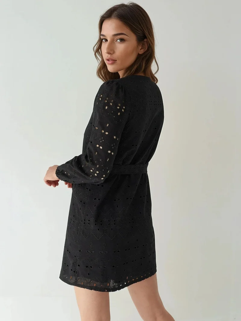 هيكاب فستان قصير بنقوش وياقة على شكل حرف  من مجموعة بيكا