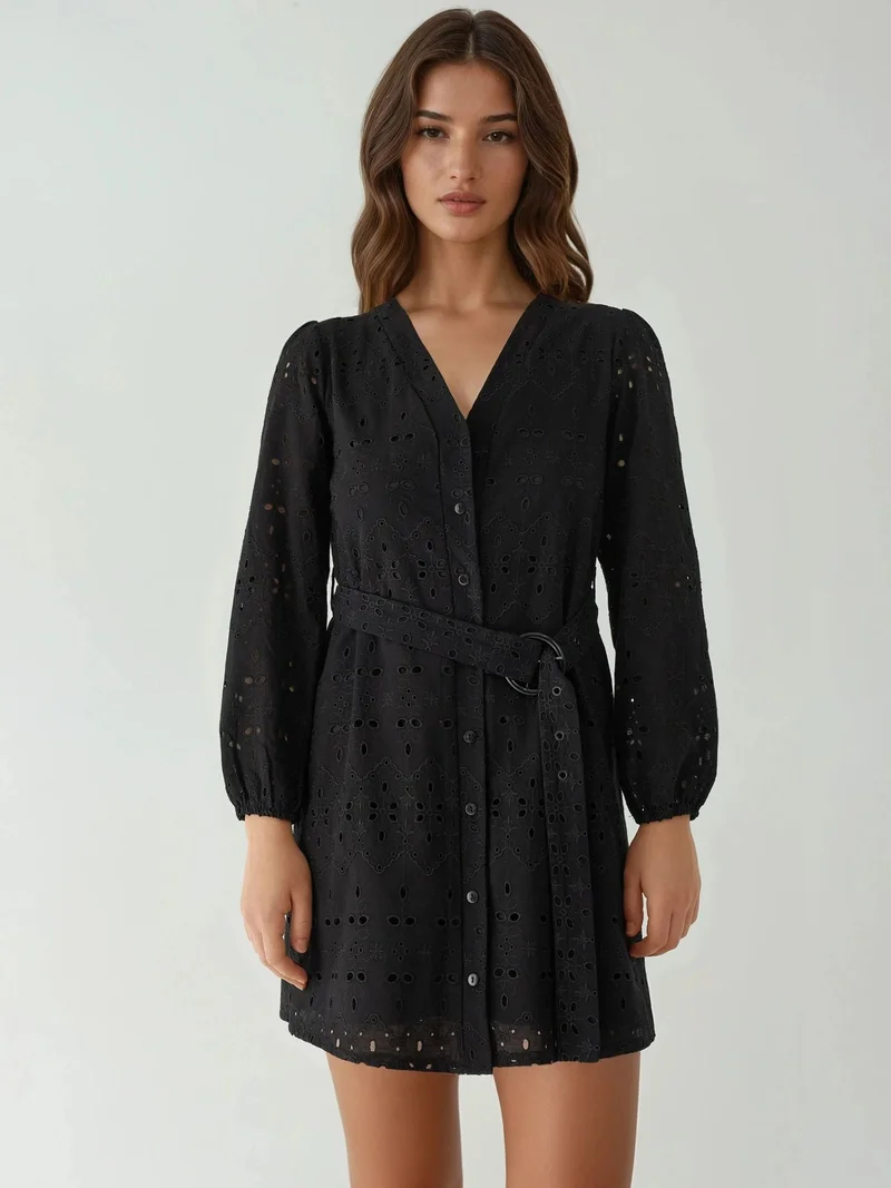 هيكاب فستان قصير بنقوش وياقة على شكل حرف  من مجموعة بيكا