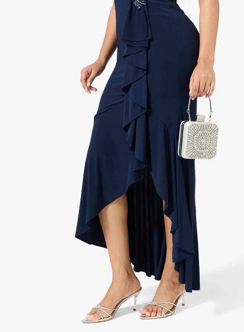 خزانة حقيبة يد فضية مزينة بتفاصيل كريستالية لامعة