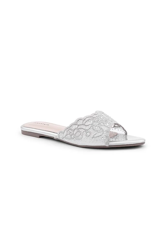 أيقون Stylish flat sandal with contrasting design.