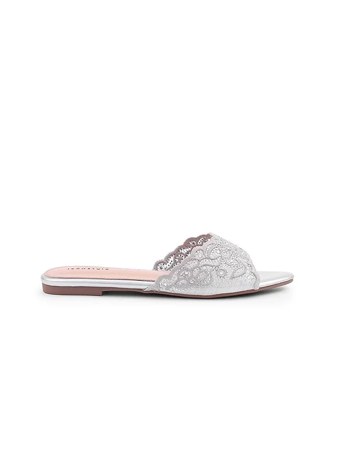 أيقون Stylish flat sandal with contrasting design.