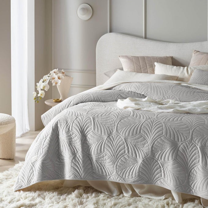 FEEL ELEGANT LIGHT GREY BEDSPREAD 170 X 210 CM VERSATILE AS A BED THROW OR SOFA THROW QUILTED PERFECT AS A VELVET BEDSPREAD