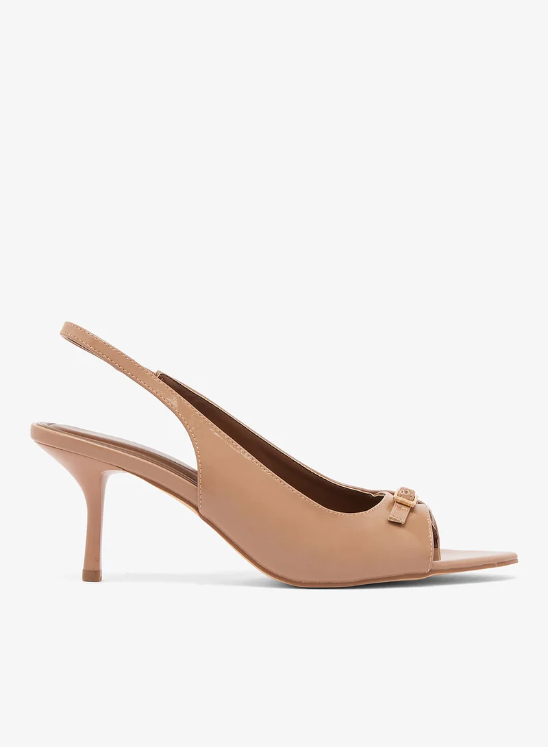 ترافل من نمشي صنادل بكعب متوسط مفتوحة من الأمام بحزام خلفي لامع