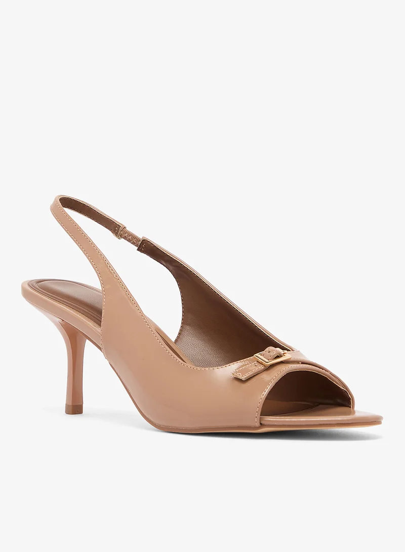 ترافل من نمشي صنادل بكعب متوسط مفتوحة من الأمام بحزام خلفي لامع