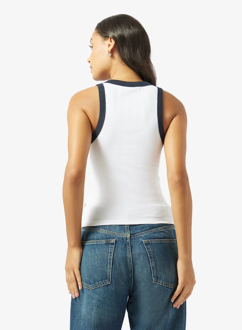 جيس جينز تي شيرت بأكمام قصيرة وياقة دائرية