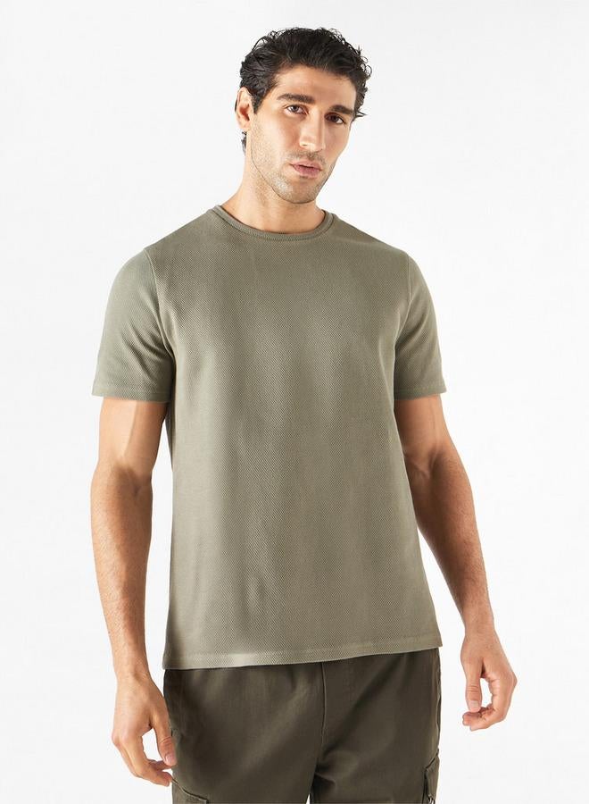 ايكونيك تيشيرت بارز الملمس بياقة ضيّقة وأكمام قصيرة من آيكونيك - Image 1