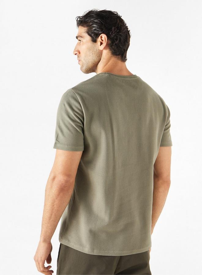 ايكونيك تيشيرت بارز الملمس بياقة ضيّقة وأكمام قصيرة من آيكونيك - Image 3