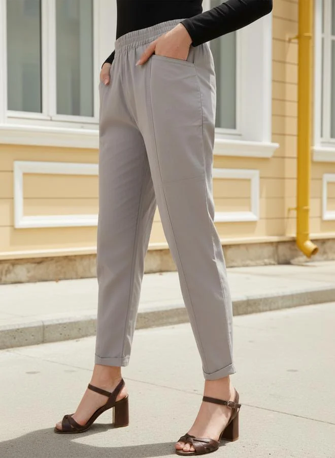 مرفوعة بنطال نسائي رمادي بقصة مريحة