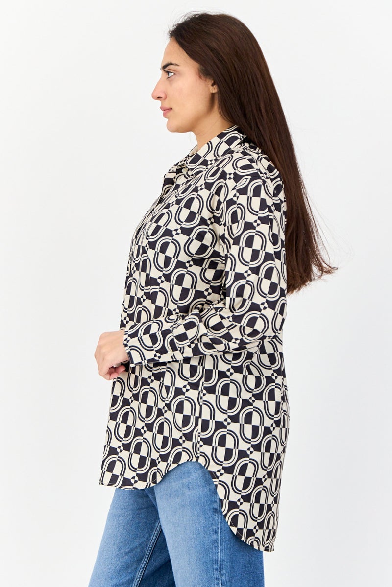 bebe بلوزة نسائية بأكمام طويلة وياقة منتشرة بطبعة متعددة الألوان - Image 4