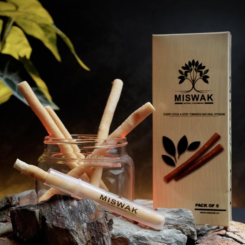 MISWAK عصي المسواك - عبوة من 5 عصي فرشاة أسنان طبيعية مع حامل مفرغ | عصي السواك للأسنان | خشب البيلو الأصيل (سلفادورا بيرسيكا) | تبييض الأسنان وتقوية اللثة - Image 1