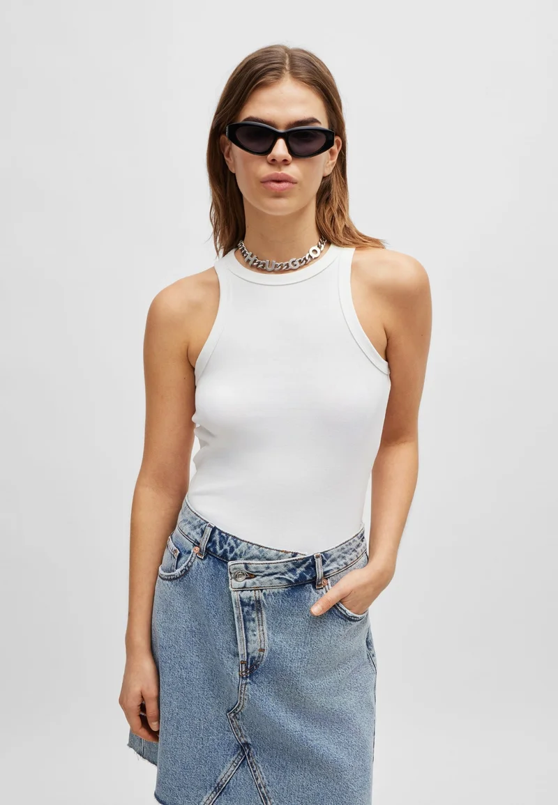 هوجو تيشيرت بدون أكمام بقصة ضيقة من مزيج القطن المطاطي