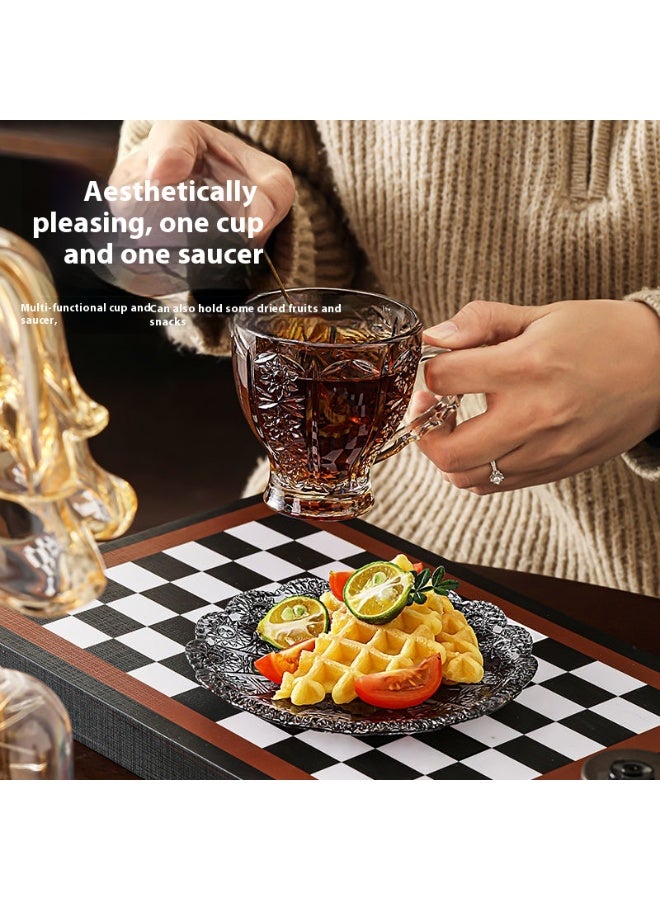 ترتيب فنجان قهوة فاخر بالزجاج المزخرف بالحرف النقوشي بالفخامة (2 أجهزة) مع صحن ومعصرة، مزيج من الأناقة والتناسب لقهوة والشاي والمشروبات الباردة، قطع طعام أنيقة للمنزل والمقهى (مباع حصرياً على نون السعودية) - Image 4