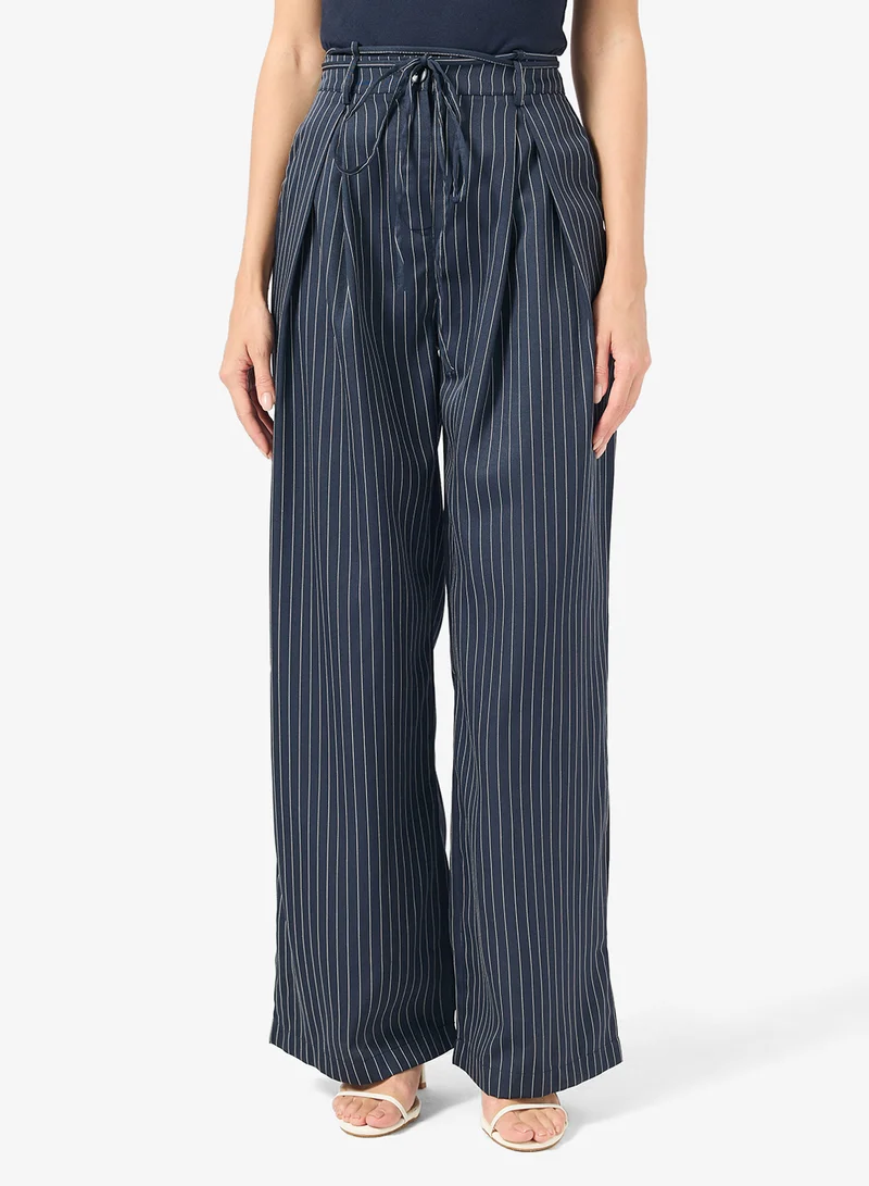 ايلا بنطلون مخطط بكسرات أمامية