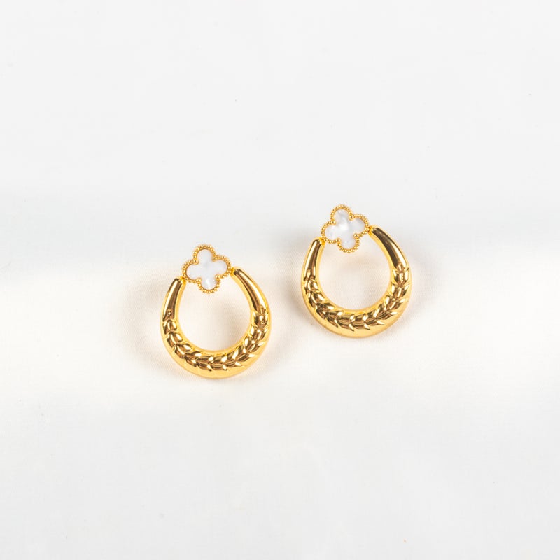 حلق أستانليس ستيل ذهبي شكل زهرة البرسيم أبيض - Image 1