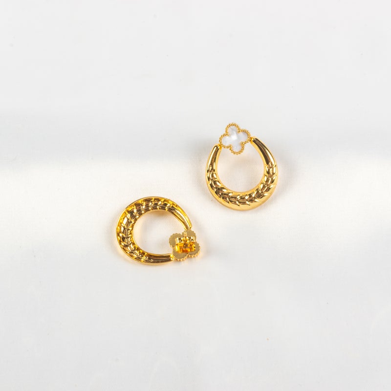 حلق أستانليس ستيل ذهبي شكل زهرة البرسيم أبيض - Image 2