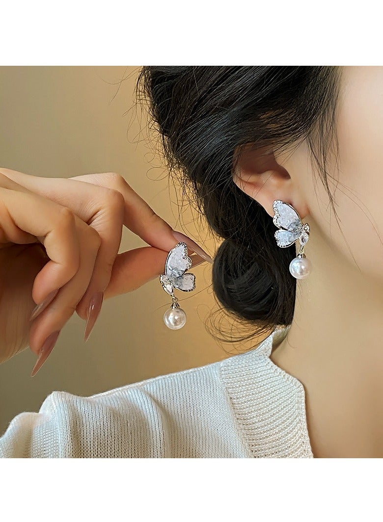 حلق فراشة بالكريستال واللؤلؤ بإطار فضي، مثالي للأعراس، احتفالات العيد، الدوام والمناسبات المسائية - Image 1