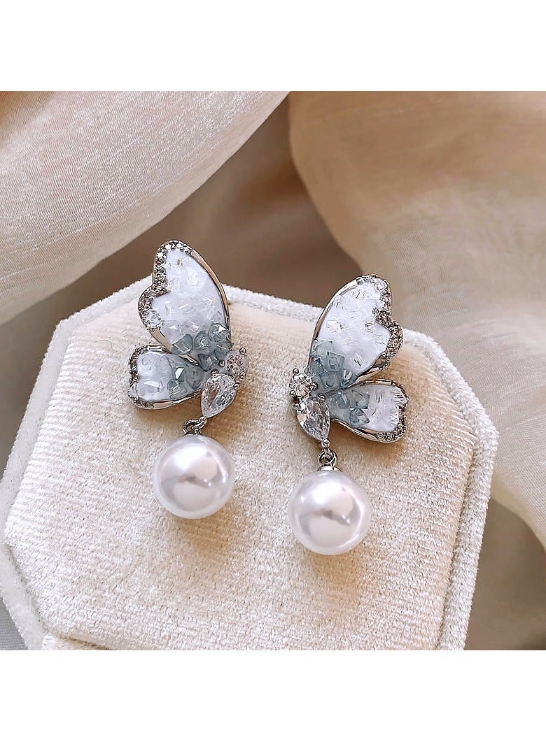 حلق فراشة بالكريستال واللؤلؤ بإطار فضي، مثالي للأعراس، احتفالات العيد، الدوام والمناسبات المسائية - Image 2