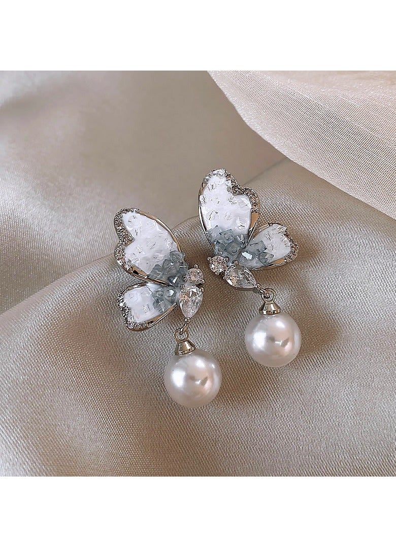 حلق فراشة بالكريستال واللؤلؤ بإطار فضي، مثالي للأعراس، احتفالات العيد، الدوام والمناسبات المسائية - Image 3