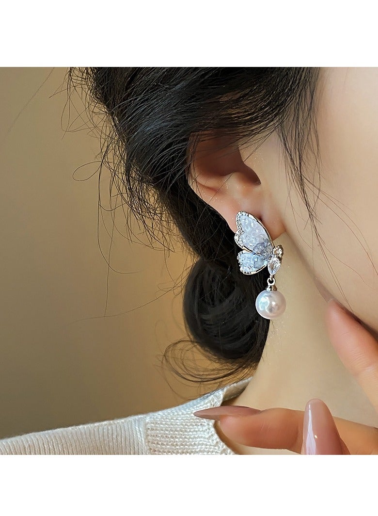 حلق فراشة بالكريستال واللؤلؤ بإطار فضي، مثالي للأعراس، احتفالات العيد، الدوام والمناسبات المسائية - Image 4