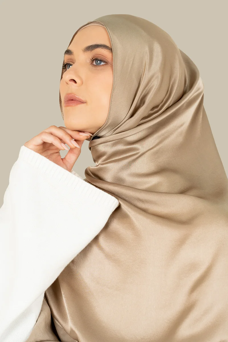 سيلكروز حجاب حرير ساتان رملي