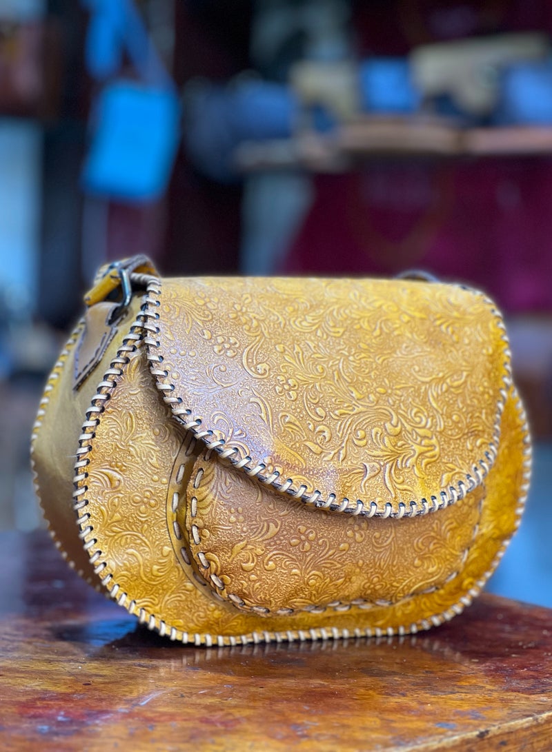📌 شنطة كروس جلد طبيعي بتقفيل جلد بالكامل – فخامة في كل تفصيلة 👜 مقاس 25×25 سم – مثالية للاستخدام اليومي بكل أريحية 🖤 تصميم عملي وأنيق، خامة جلد طبيعي 100% مع تفصيل يدوي متقن 🎒 مزودة بـ جيب نفخ واسع + 2 جيب إضافي + يد + حزام كروس + بطانة قطيفة ناعمة 🪡 كل جزء من الشنطة متقفّل بالجلد عشان تعيش معاك وتكمل ستايلك بأناقة  ✔️ شنطة متينة، شيك، ومناسبة لكل المناسبات ✔️ تنفع للشغل، الخروجات، والسفر الخفيف ✔️ قطعة فنية من Holy of Holies Store – لأن التفاصيل بتفرق  📦 متوفرة الآن والتوصيل متاح لكل المحافظات - Image 1