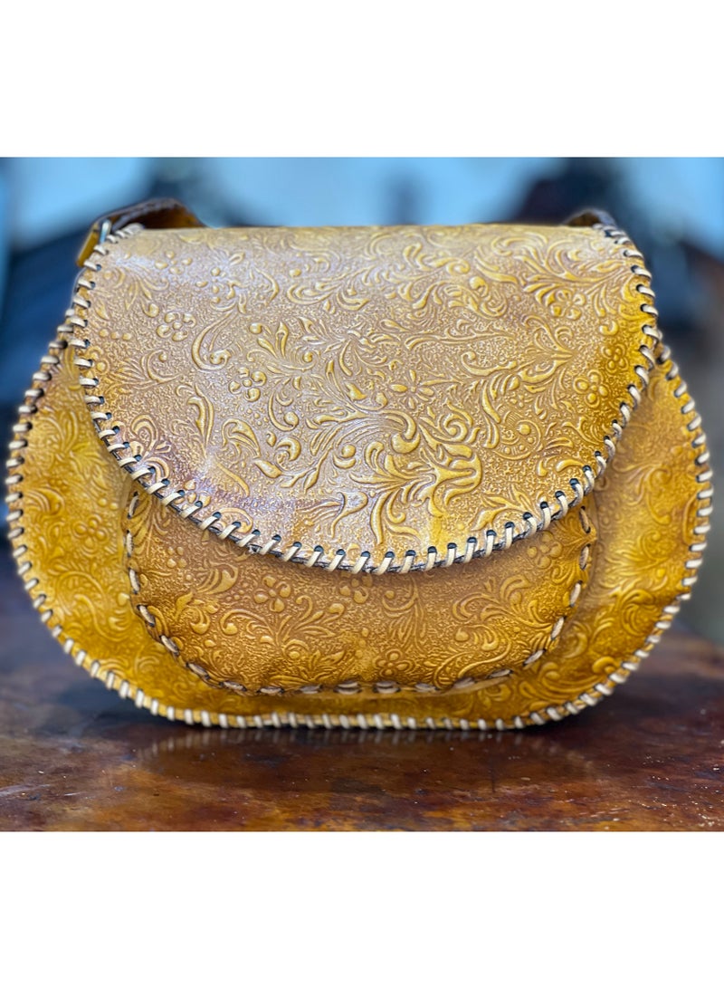 📌 شنطة كروس جلد طبيعي بتقفيل جلد بالكامل – فخامة في كل تفصيلة 👜 مقاس 25×25 سم – مثالية للاستخدام اليومي بكل أريحية 🖤 تصميم عملي وأنيق، خامة جلد طبيعي 100% مع تفصيل يدوي متقن 🎒 مزودة بـ جيب نفخ واسع + 2 جيب إضافي + يد + حزام كروس + بطانة قطيفة ناعمة 🪡 كل جزء من الشنطة متقفّل بالجلد عشان تعيش معاك وتكمل ستايلك بأناقة  ✔️ شنطة متينة، شيك، ومناسبة لكل المناسبات ✔️ تنفع للشغل، الخروجات، والسفر الخفيف ✔️ قطعة فنية من Holy of Holies Store – لأن التفاصيل بتفرق  📦 متوفرة الآن والتوصيل متاح لكل المحافظات - Image 2