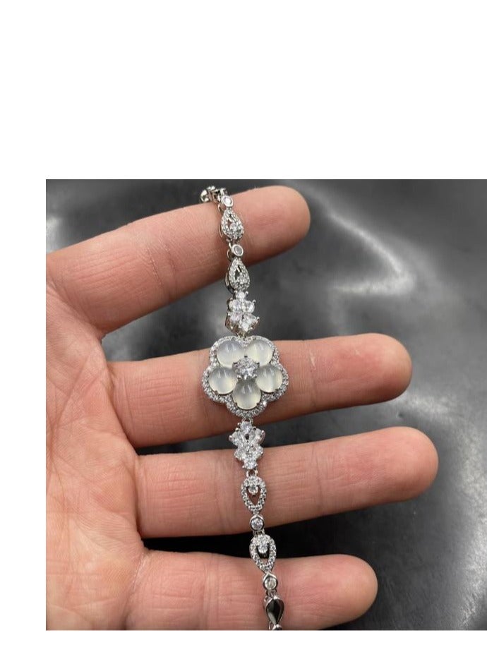 Women's Exquisite High-End Atmospheric Bracelet  - Image 1