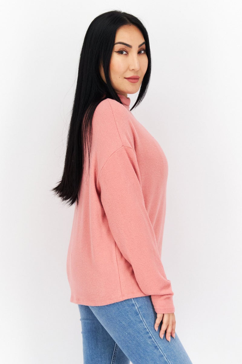 s.Oliver بلوزة نسائية بأكمام طويلة وياقة تيرتل، كورال - Image 4
