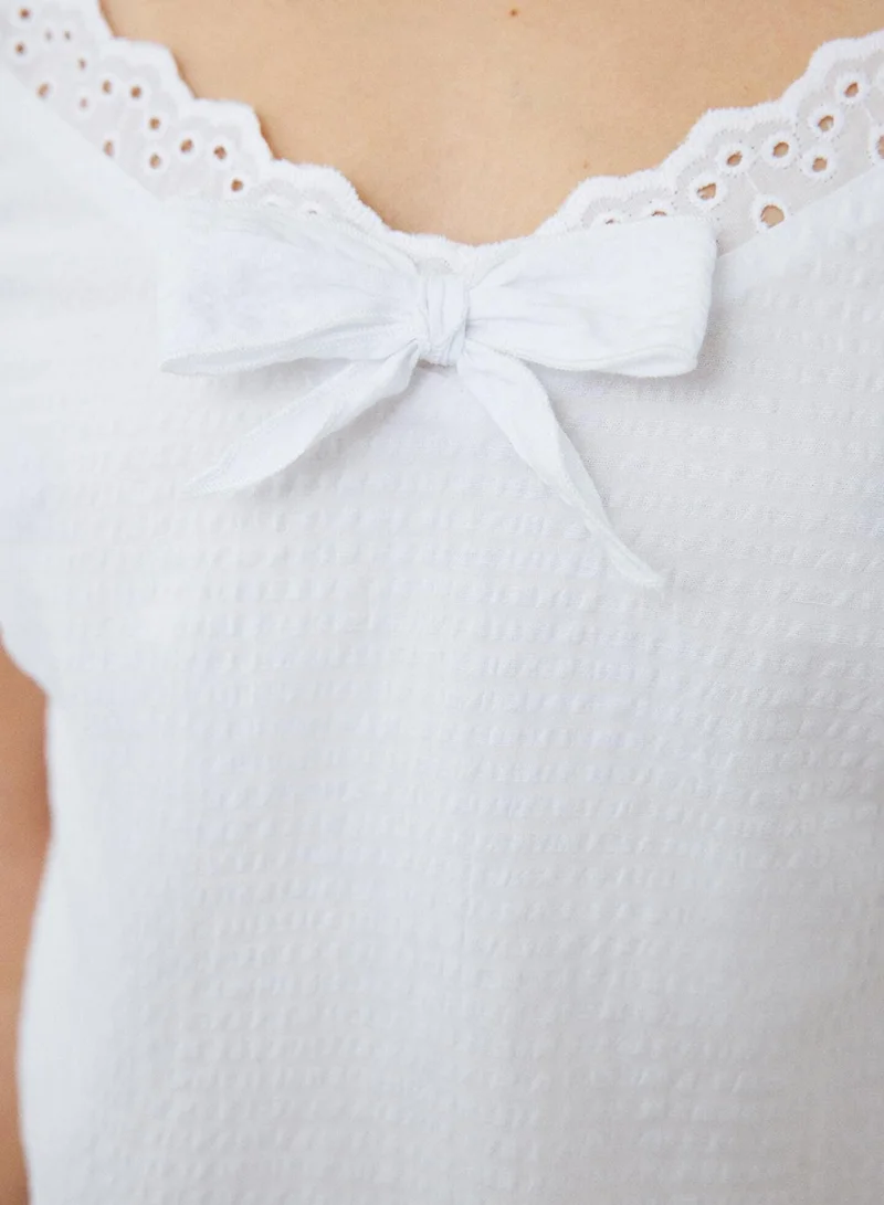 بنتي طقم بيجامة شورت بياقة على شكل حرف  ورباط قابل للتعديل