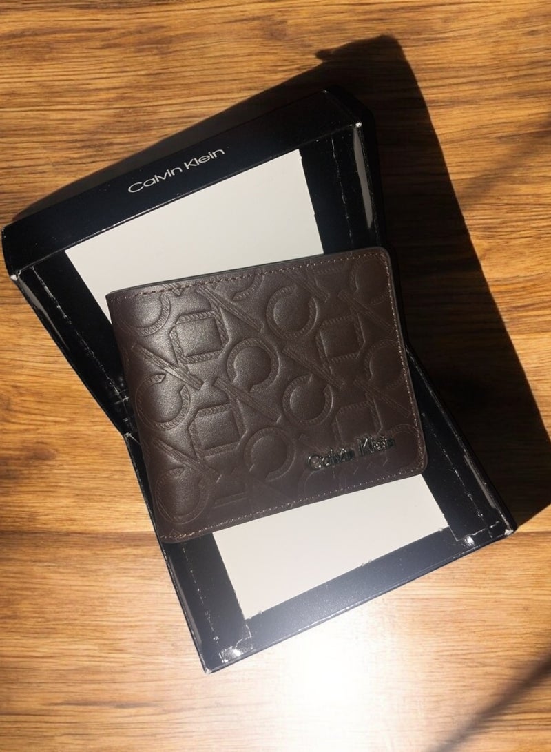 كالفن كلاين بيرفورمانس محفظة كالفن  بنية للرجال _  ستة جيوب للبطاقات، جيب للعملات المعدنية بمشبك، وجيب رئيسي للنقود والأوراق - تصميم أنيق ومتين - Image 3