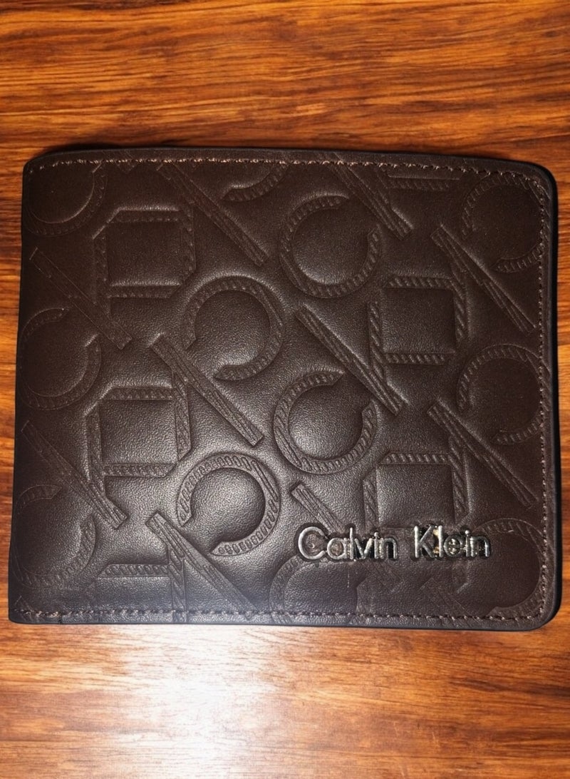 كالفن كلاين بيرفورمانس محفظة كالفن  بنية للرجال _  ستة جيوب للبطاقات، جيب للعملات المعدنية بمشبك، وجيب رئيسي للنقود والأوراق - تصميم أنيق ومتين - Image 1