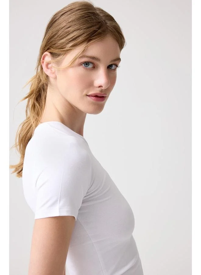 Los Ojos x Melodi White Body-Fitting Short Fitted T-Shirt.