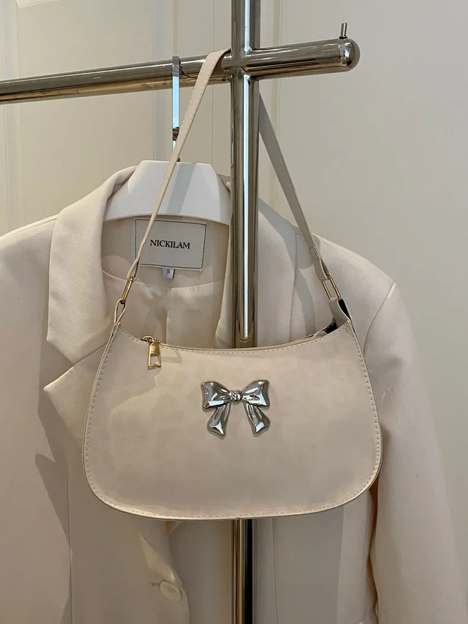تايك تو شنطة كتف بنقشة ليوبارد وتفاصيل فيونكة
