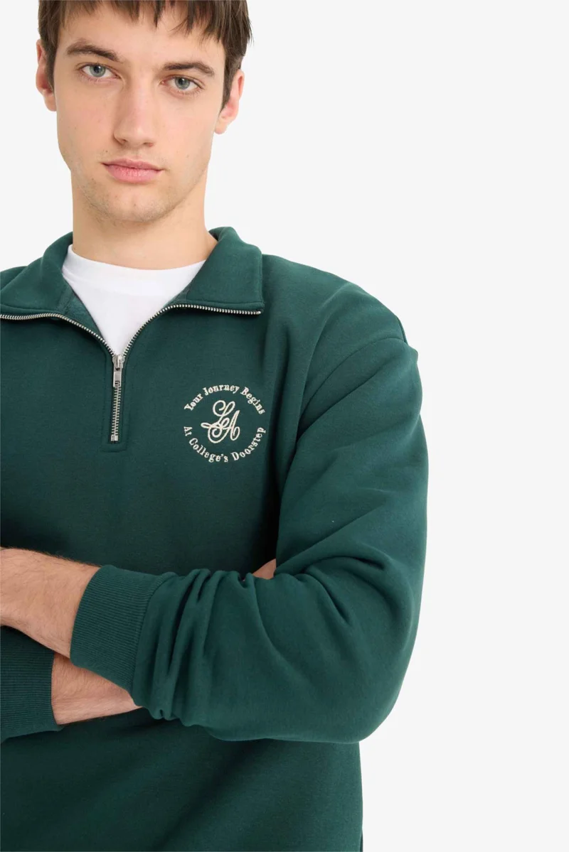 ديفاكتو Boxy Fit Stand Collar Slogan Patterned Sweatshirt