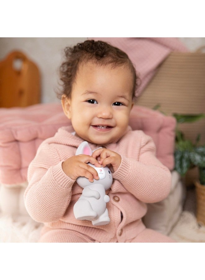 إنجنيونتي عضاضة إنجينيويتي سيلفي من المطاط الطبيعي، مقاس 5.75 بوصة، خالية من مادة BPA، للأطفال من عمر 3 أشهر فما فوق، متعددة الحواس - Image 2