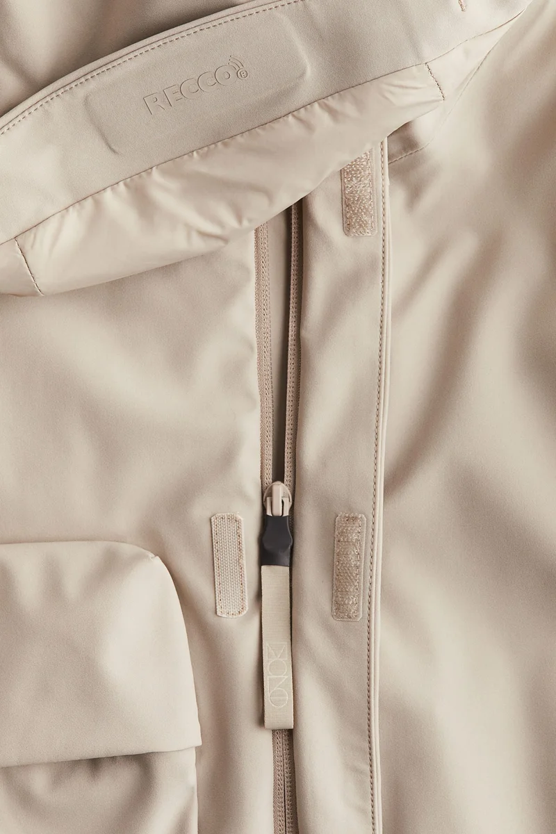 اتش اند ام جاكيت تزلُج من نسيج ستورم موف بقصّة فضفاضة