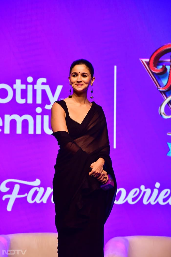 BE4ME.COM Alia Bhatt Wear Rocky And Rani Movie Celebrity Inspired Manish Malhotra Party Wear Wedding Saree (Black) - Image 3