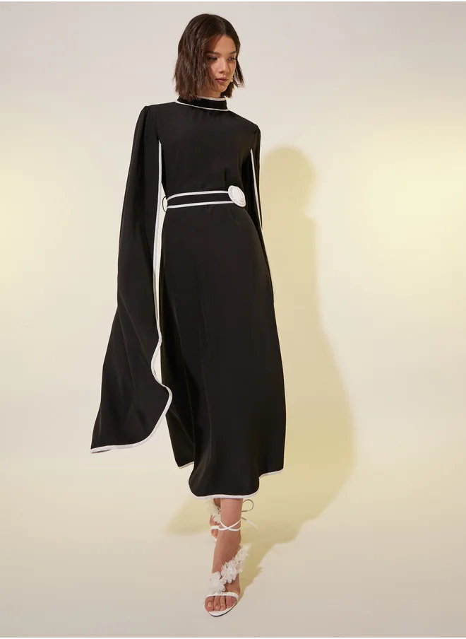 Styli Solid Contrasted Trim Midi Dress with Flower Detail