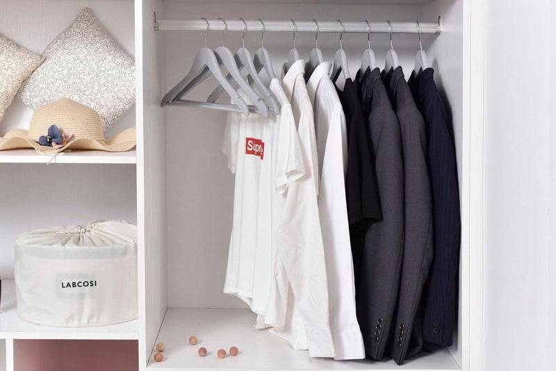 Quality Hangers شماعات خشبية عالية الجودة - مجموعة شماعات شبه منحنية مكونة من 20 قطعة - معطف خشبي صلب مع خطافات كروم أنيقة - شماعات منحنية متينة للملابس والجاكيتات والقمصان والسراويل والبدلات (طبيعي، 20) - Image 3