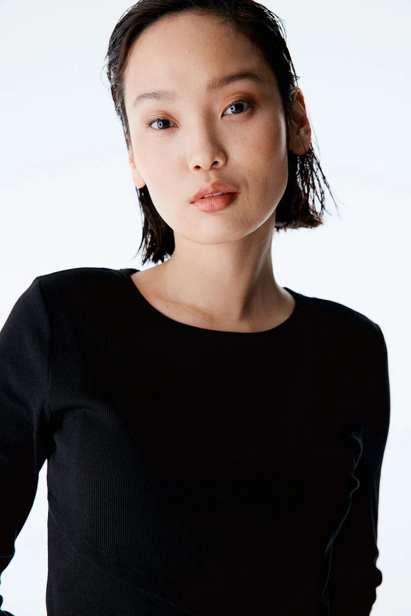 اتش اند ام بلوزة إرضاع مضلعة من تشكيلة ماما