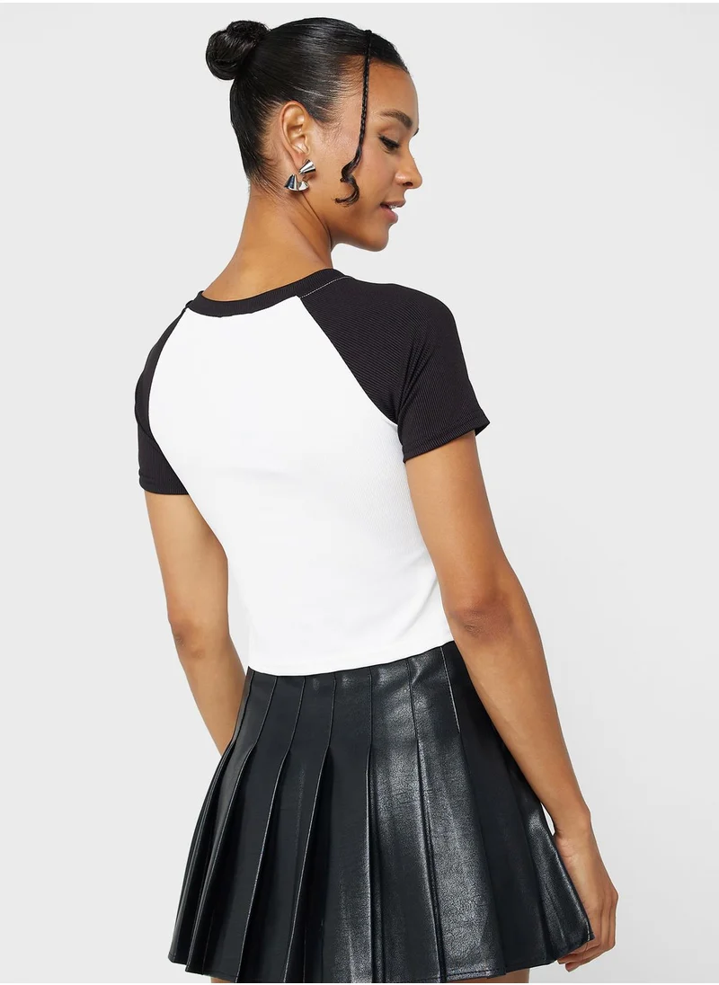 جينجر Cropped Raglan Sleeve T-shirt