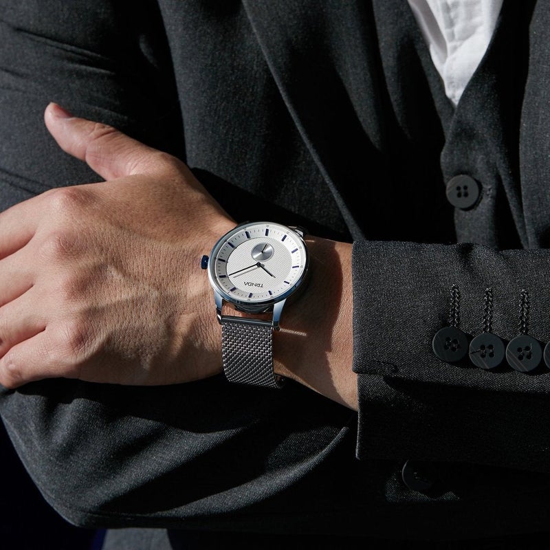 ترندا ساعة رجال من الفولاذ المقاوم للصدأ من TRNDA - أناقة دائمة مع سوار شبكي فضي ومينا زرقاء - Image 2