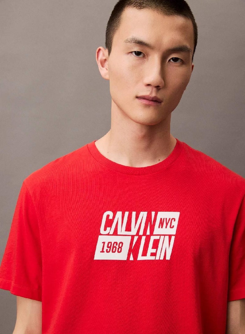 كالفن كلاين جينز تيشيرت بشعار بنمط كلاسيكي رياضي - Image 1