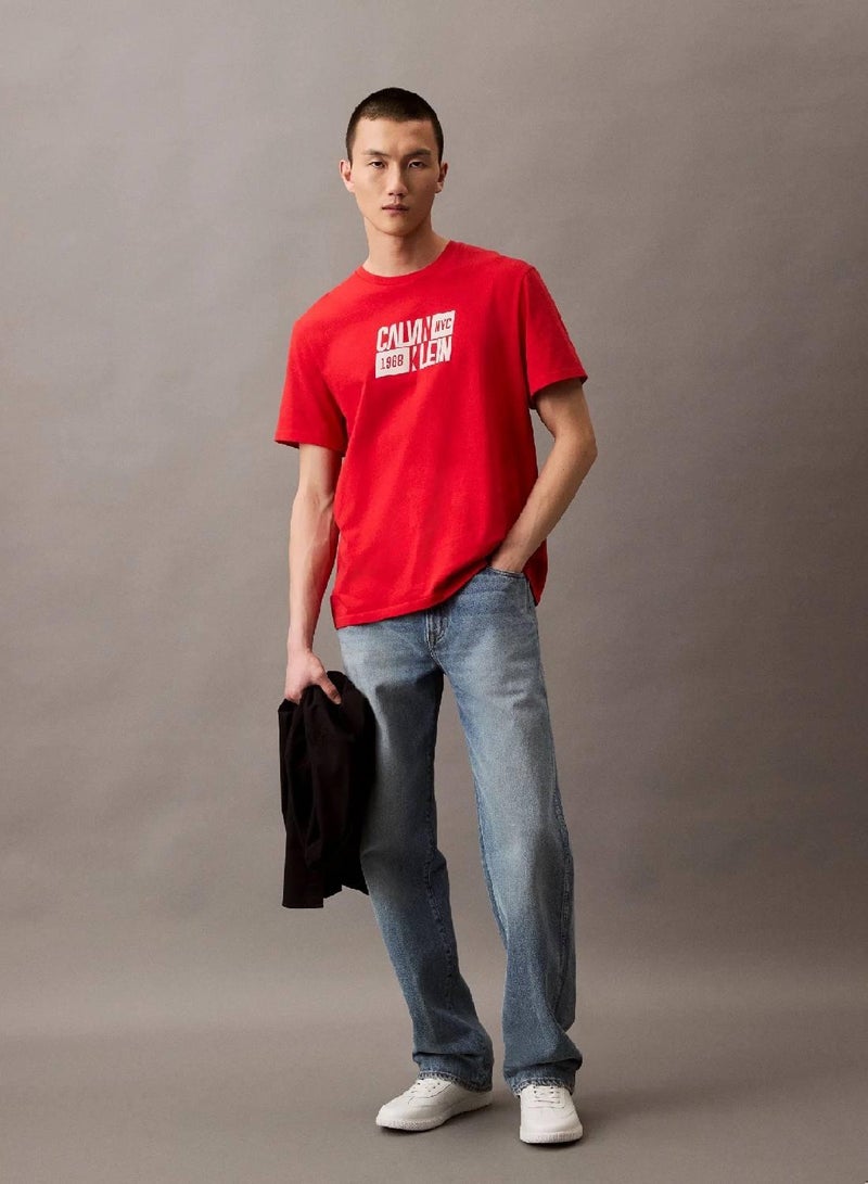 كالفن كلاين جينز تيشيرت بشعار بنمط كلاسيكي رياضي - Image 4