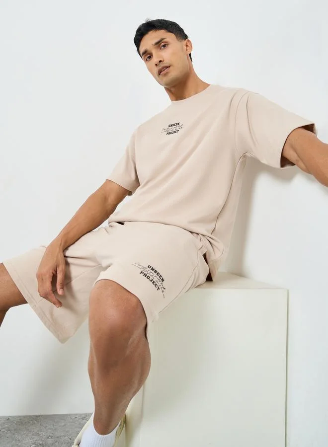 ستايلي طقم منسق من تيشيرت بقصة واسعة وشورت بقصة منخفضة