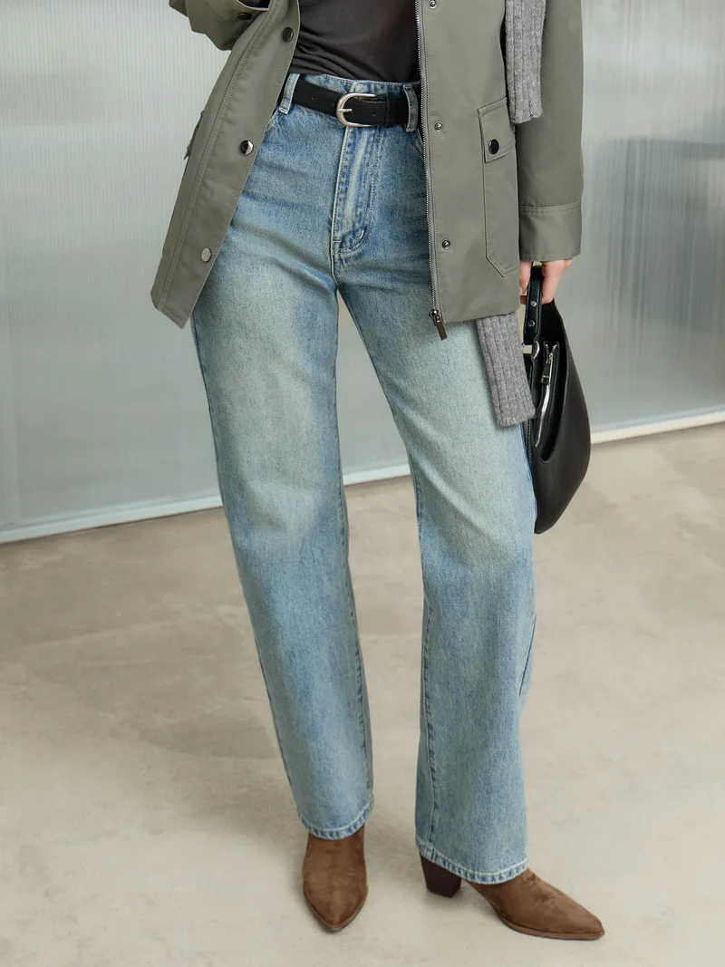 ليتشي بنطال جينز مستقيم مع لمسات ممزقة على الفخذين