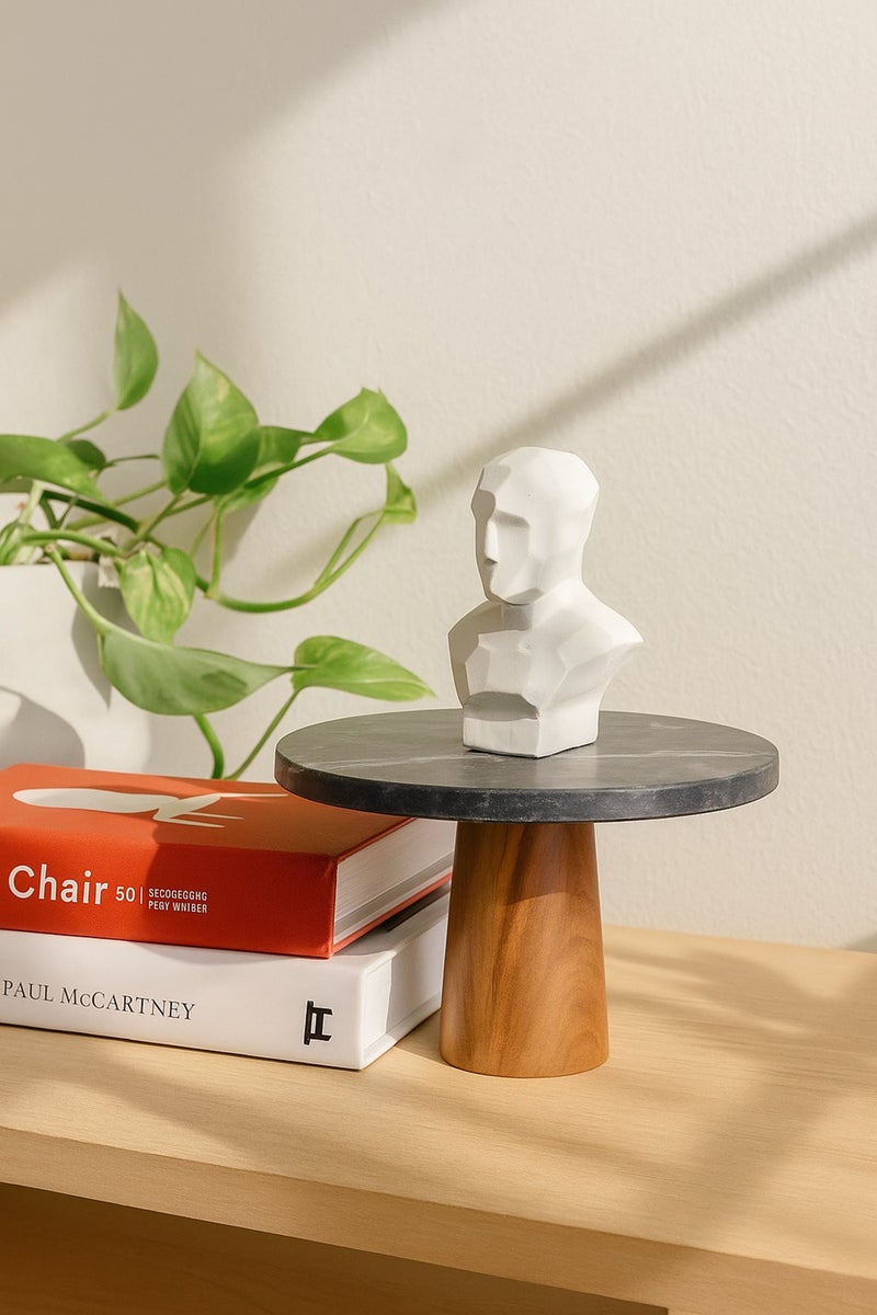 ماريا هومز حامل زخرفي من الرخام الأسود – قاعدة عرض دائرية مع قاعدة خشبية - Image 1