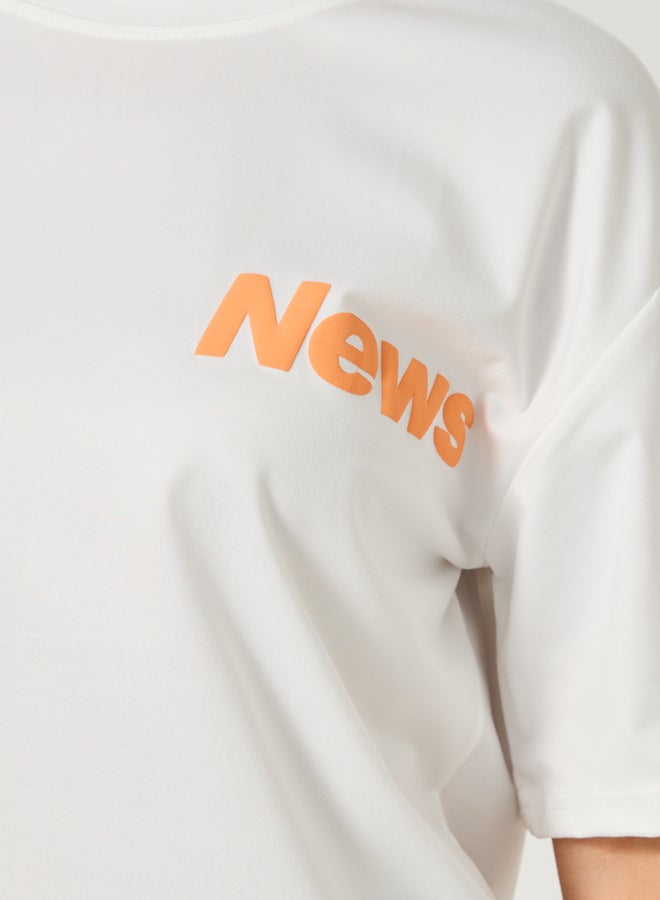 ستايلي تيشيرت بياقة دائرية وطبعة شعار - Image 4