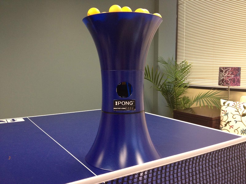 JOOLA روبوت تدريب تنس الطاولة iPong V300 - يقدم كرات بينغ بونغ بحجم 40 مم تلقائيًا - العب بمفردك بدون وضع التشغيل على طاولة تنس الطاولة الخاصة بك - نماذج متنوعة متاحة، الحجم 19، أزرق - Image 2