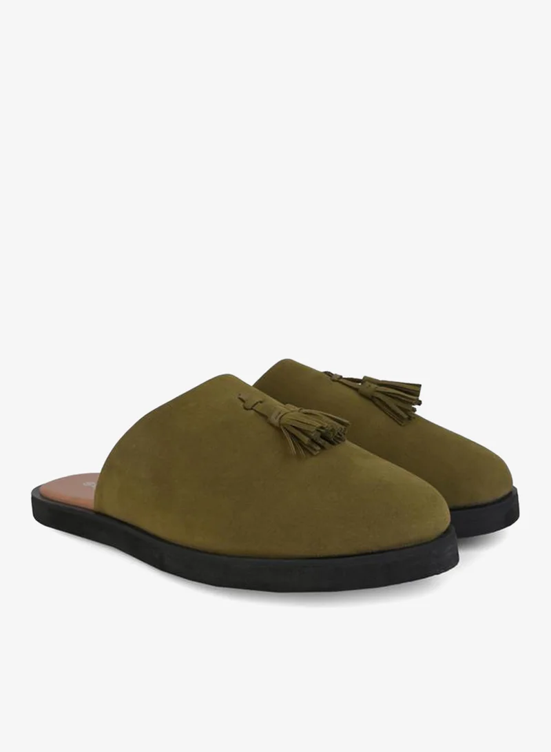 ستايلي قباقيب من جلد الغزال مع تفاصيل شرابة